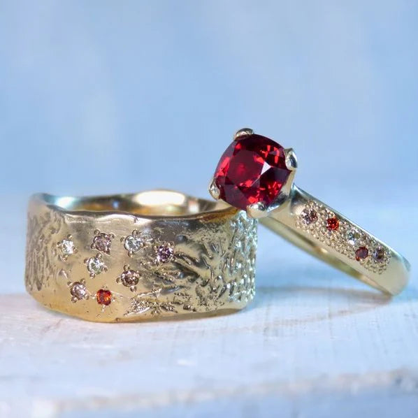 Anello vintage con intarsio di cristalli di zirconia rossa