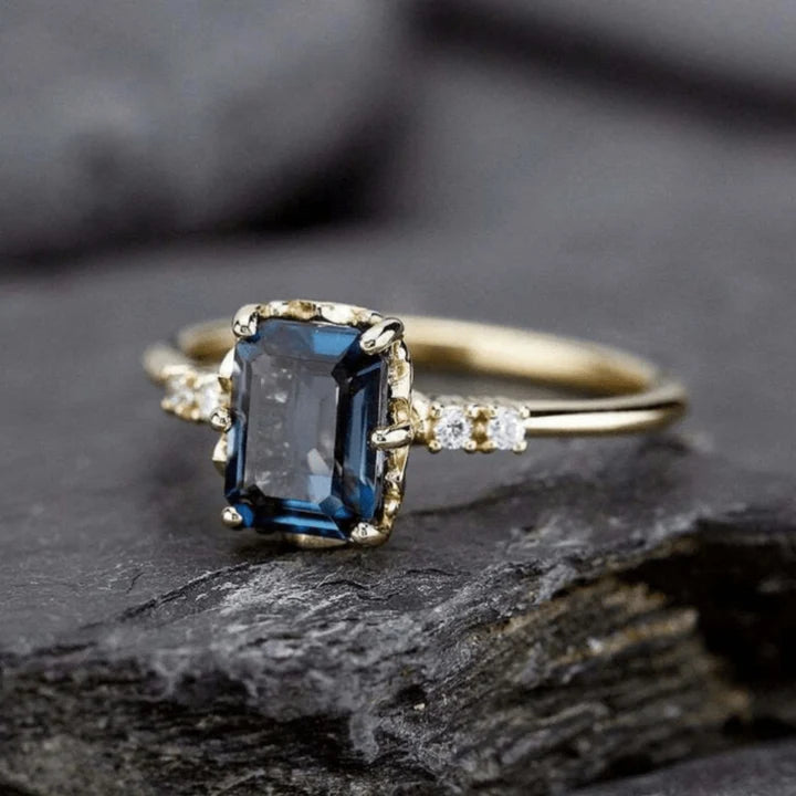 Anello d'oro con cristalli blu d'epoca