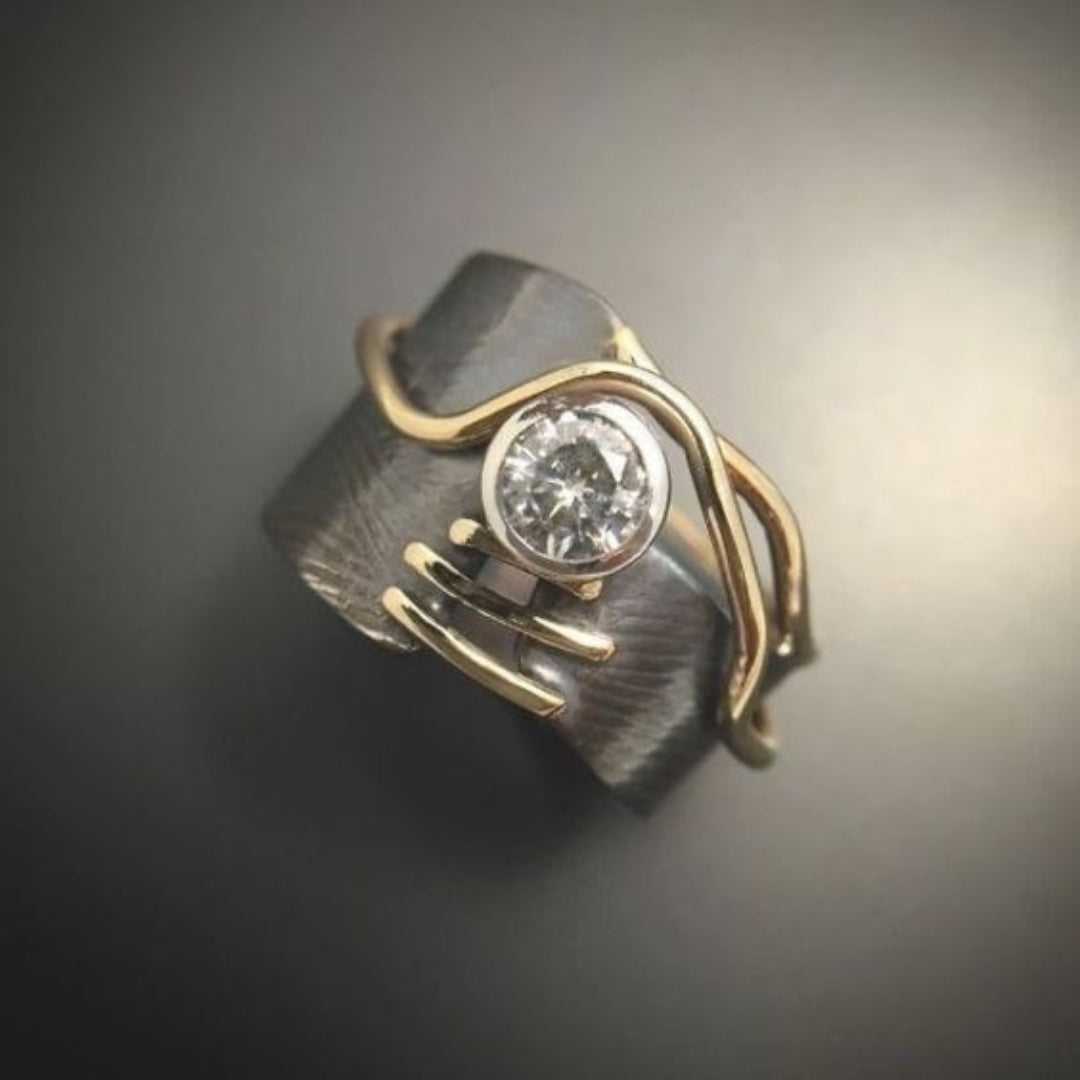 Anello vintage scuro con zirconi