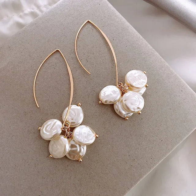 Eleganti orecchini a forma di petali bianchi