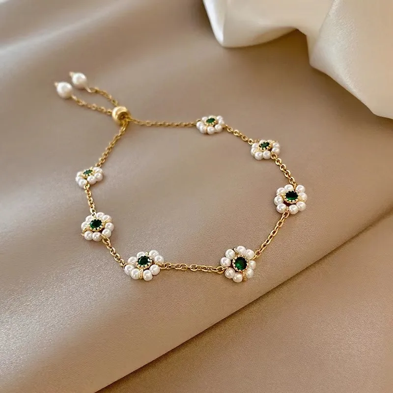 Elegante bracciale a margherita con cristalli verdi