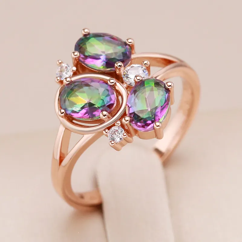 Elegante anello con cristalli multicolori