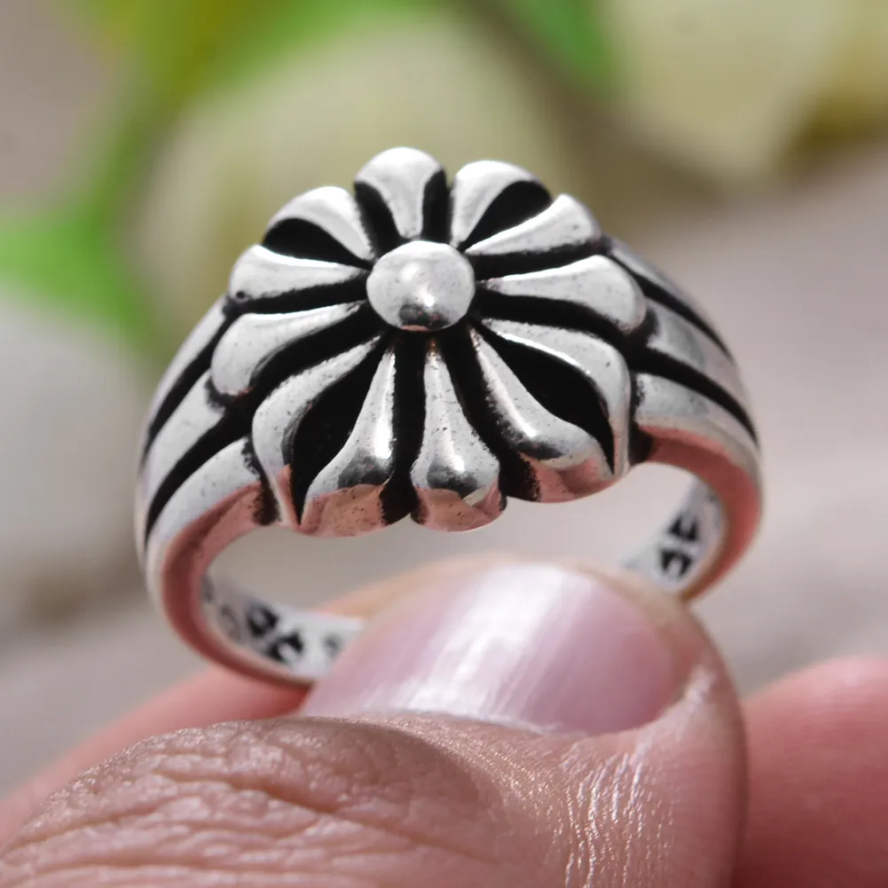 Anello a fiore d'argento vintage