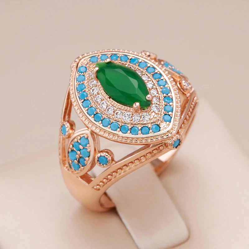 Elegante anello con occhio verde e cristalli blu