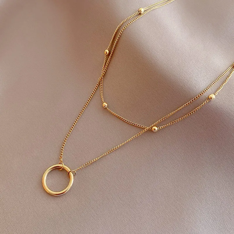 Collana in oro con ciondolo ad anello