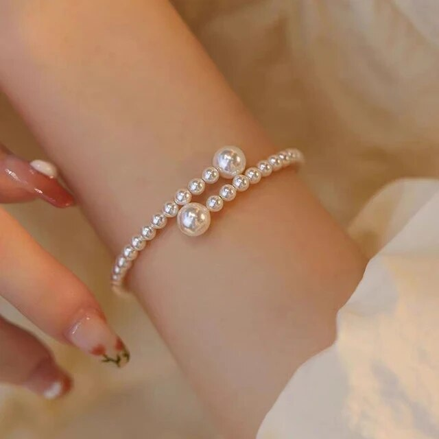 Elegante bracciale di perle aperto