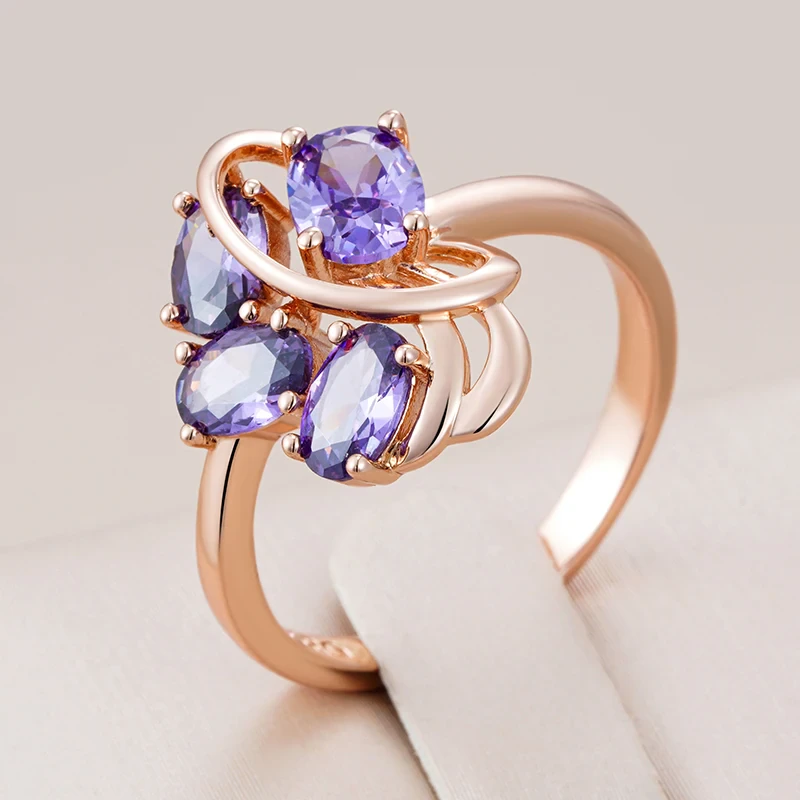 Elegante anello con cristalli viola in oro