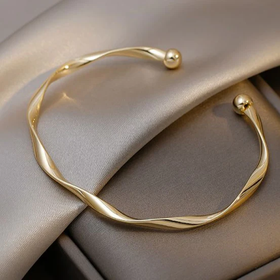 Elegante bracciale aperto in oro