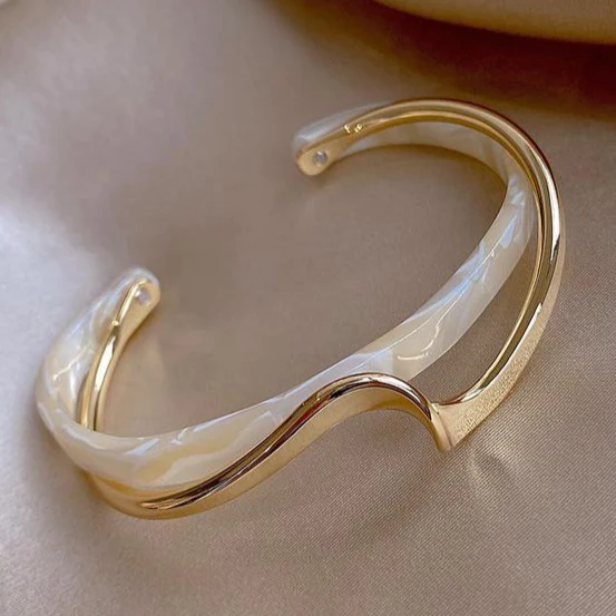 Bracciale aperto con elegante opale bianco