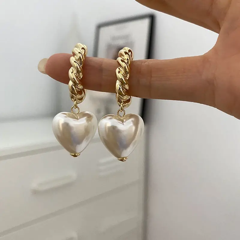 Eleganti orecchini a cuore di perle