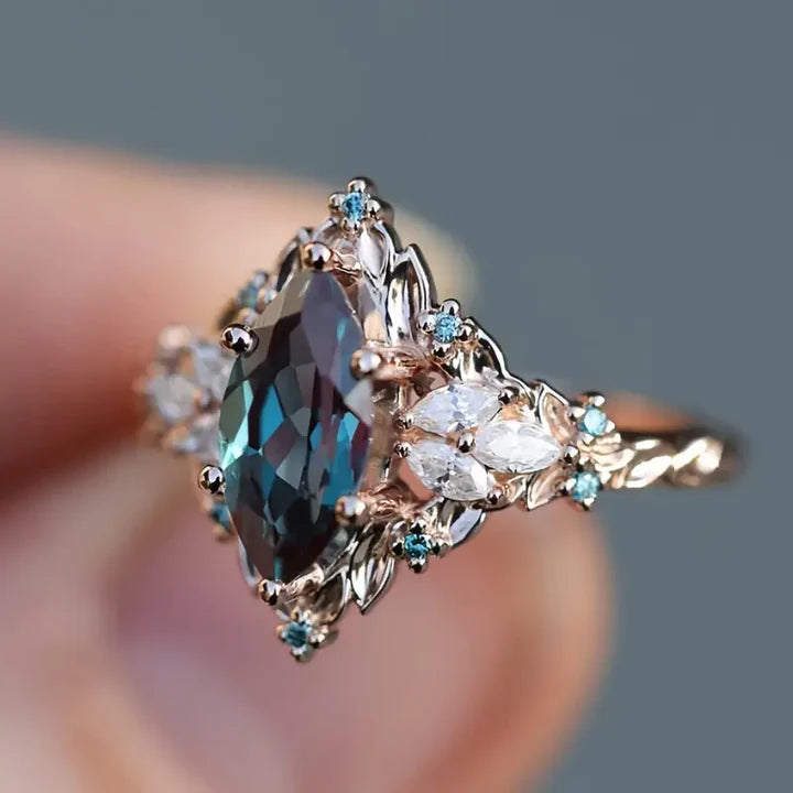 Anillo Exótico Cristalino en Oro Vintage