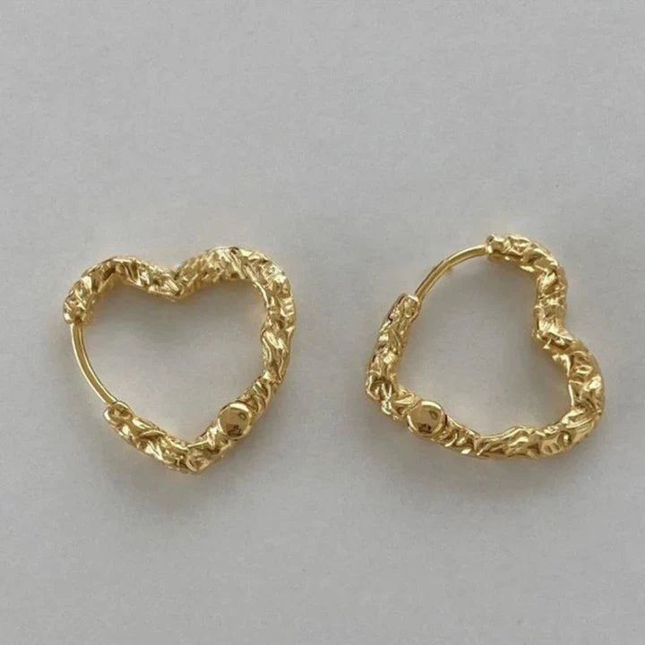 Aretes Forjados de Corazón Dorado